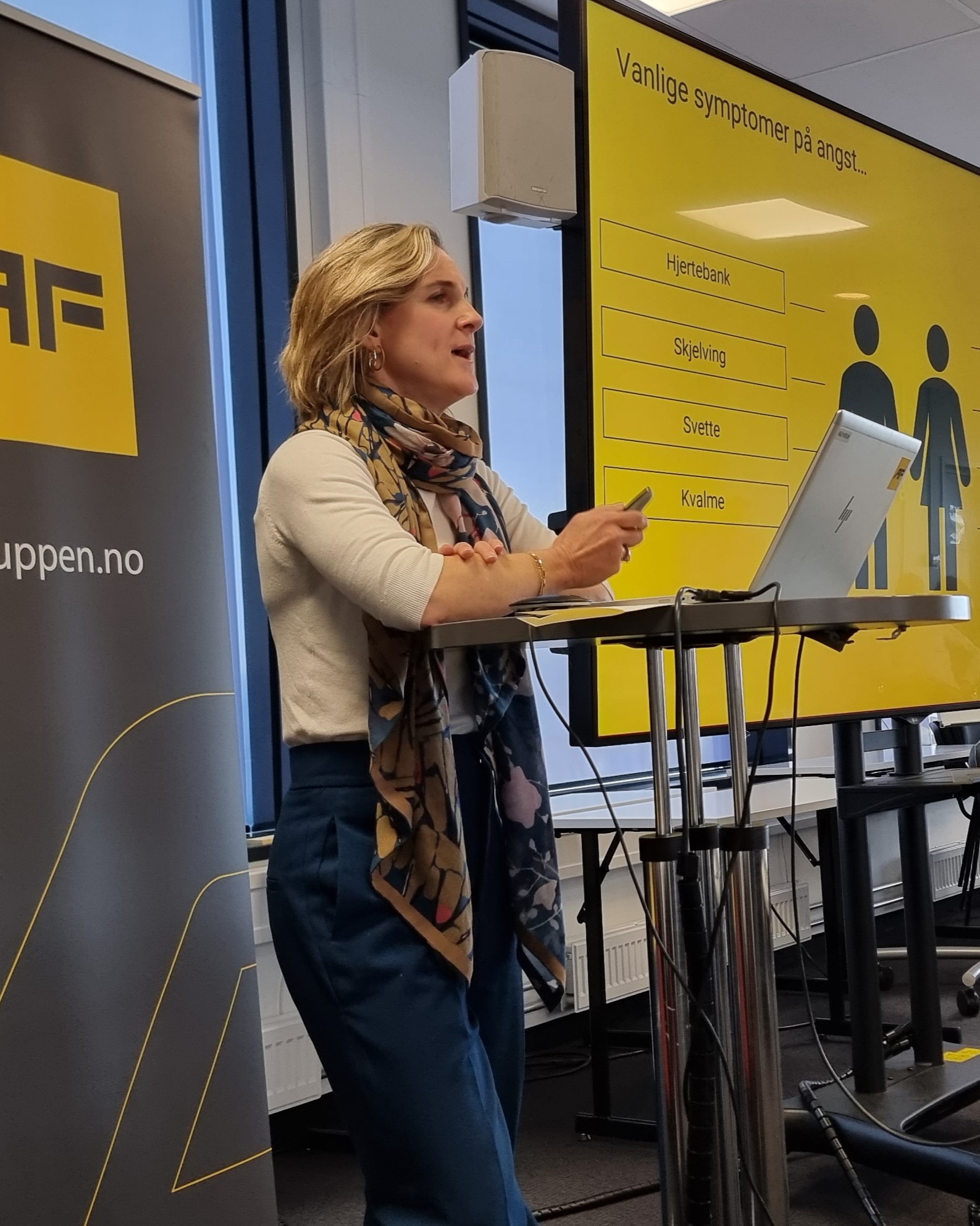 Ruth Lindefjell presenterer under markeringen i AF Gruppen på verdensdagen for psykisk helse
